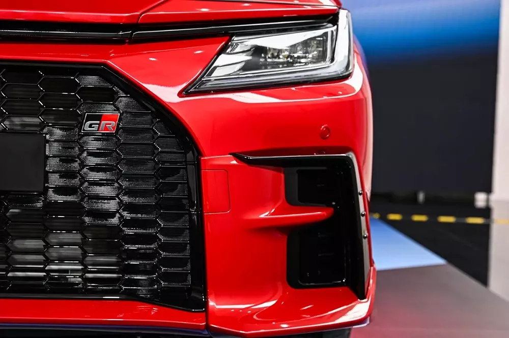Toyota Vios Hybrid bản GR Sport có thêm ốp cản trước, logo trong lưới tản nhiệt Toyota Vios Hybrid bản GR Sport có thêm ốp cản trước, logo trong lưới tản nhiệt