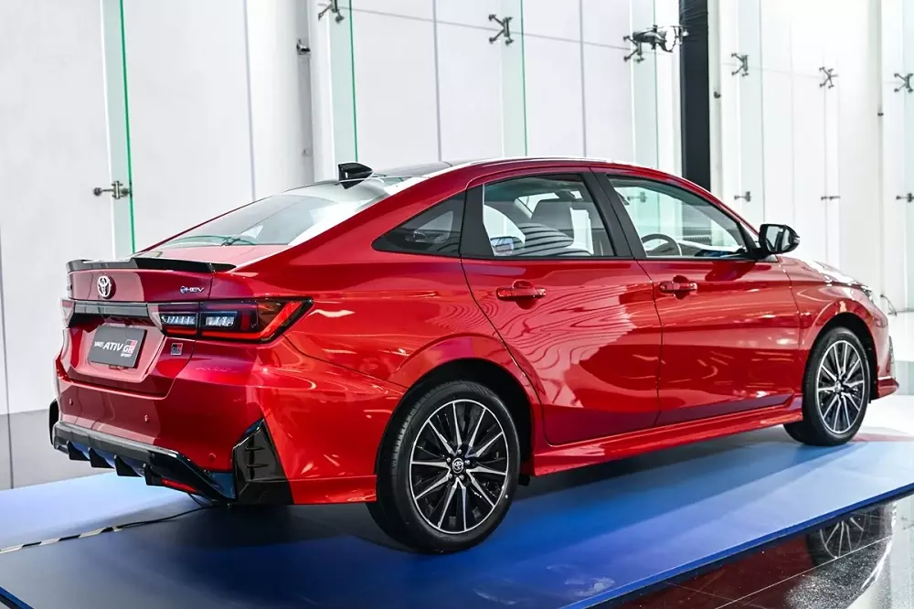 Toyota Vios Hybrid bản GR Sport màu đỏ Toyota Vios Hybrid bản GR Sport màu đỏ