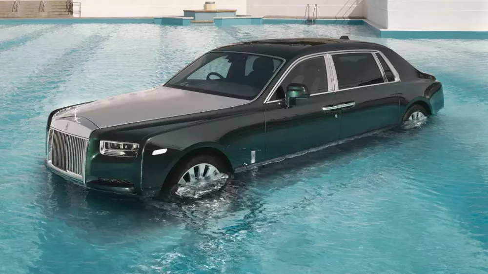Chiếc Rolls-Royce Phantom được thả vào bể bơi chỉ là xe nguyên mẫu, không phải phiên bản thương mại bán ra thị trường Chiếc Rolls-Royce Phantom được thả vào bể bơi chỉ là xe nguyên mẫu, không phải phiên bản thương mại bán ra thị trường