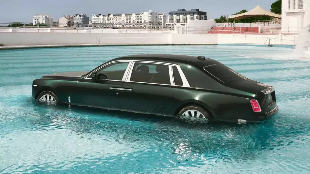 Nước ngập quá tâm bánh xe của chiếc Rolls-Royce Phantom Nước ngập quá tâm bánh xe của chiếc Rolls-Royce Phantom