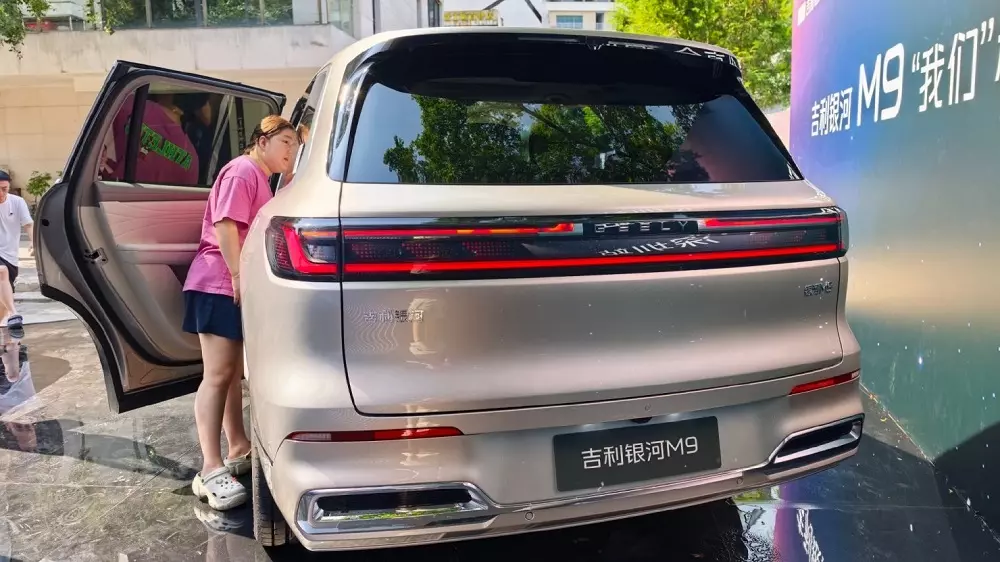 Geely Galaxy M9 nhìn từ phía sau Geely Galaxy M9 nhìn từ phía sau