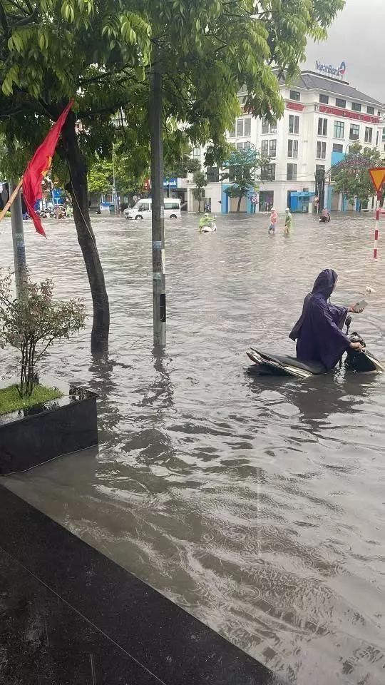 Tại khu vực An Khánh, nước ngập đến gần yên xe máy Tại khu vực An Khánh, nước ngập đến gần yên xe máy