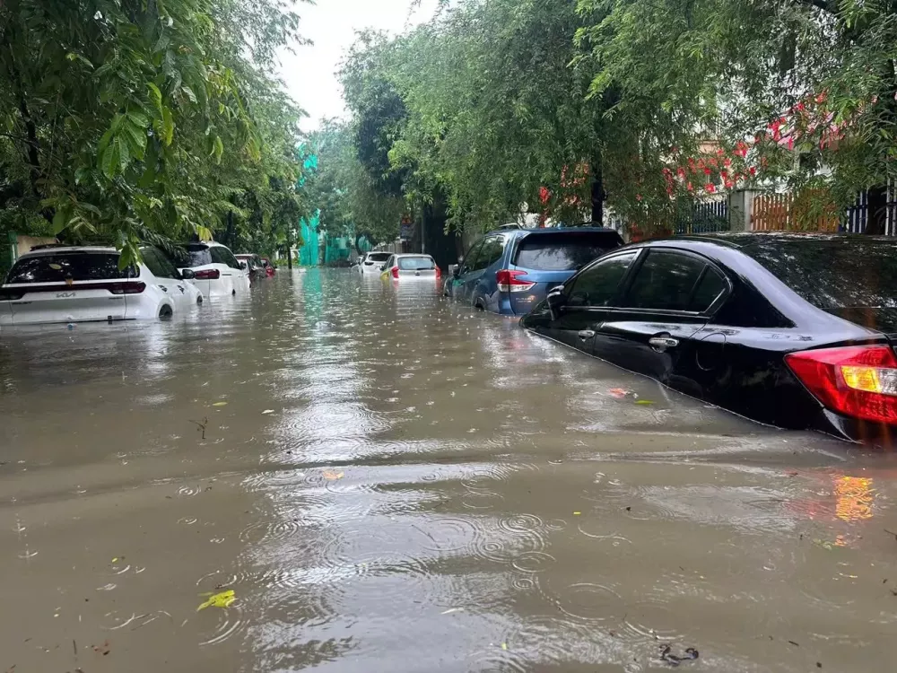 Đường phố Hà Nội biến thành sông, người dân bì bõm lội nước vì ảnh hưởng của bão số 5 Đường phố Hà Nội biến thành sông, người dân bì bõm lội nước vì ảnh hưởng của bão số 5