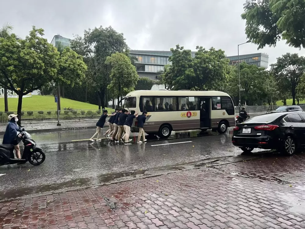Một chiếc ô tô chết máy khiến hành khách phải xuống đẩy trên đường Đõ Đức Dục Một chiếc ô tô chết máy khiến hành khách phải xuống đẩy trên đường Đõ Đức Dục