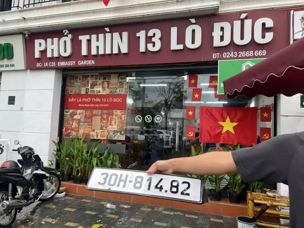 Nhiều chiếc ô tô bị rơi biển số khi đi qua đường ngập Nhiều chiếc ô tô bị rơi biển số khi đi qua đường ngập