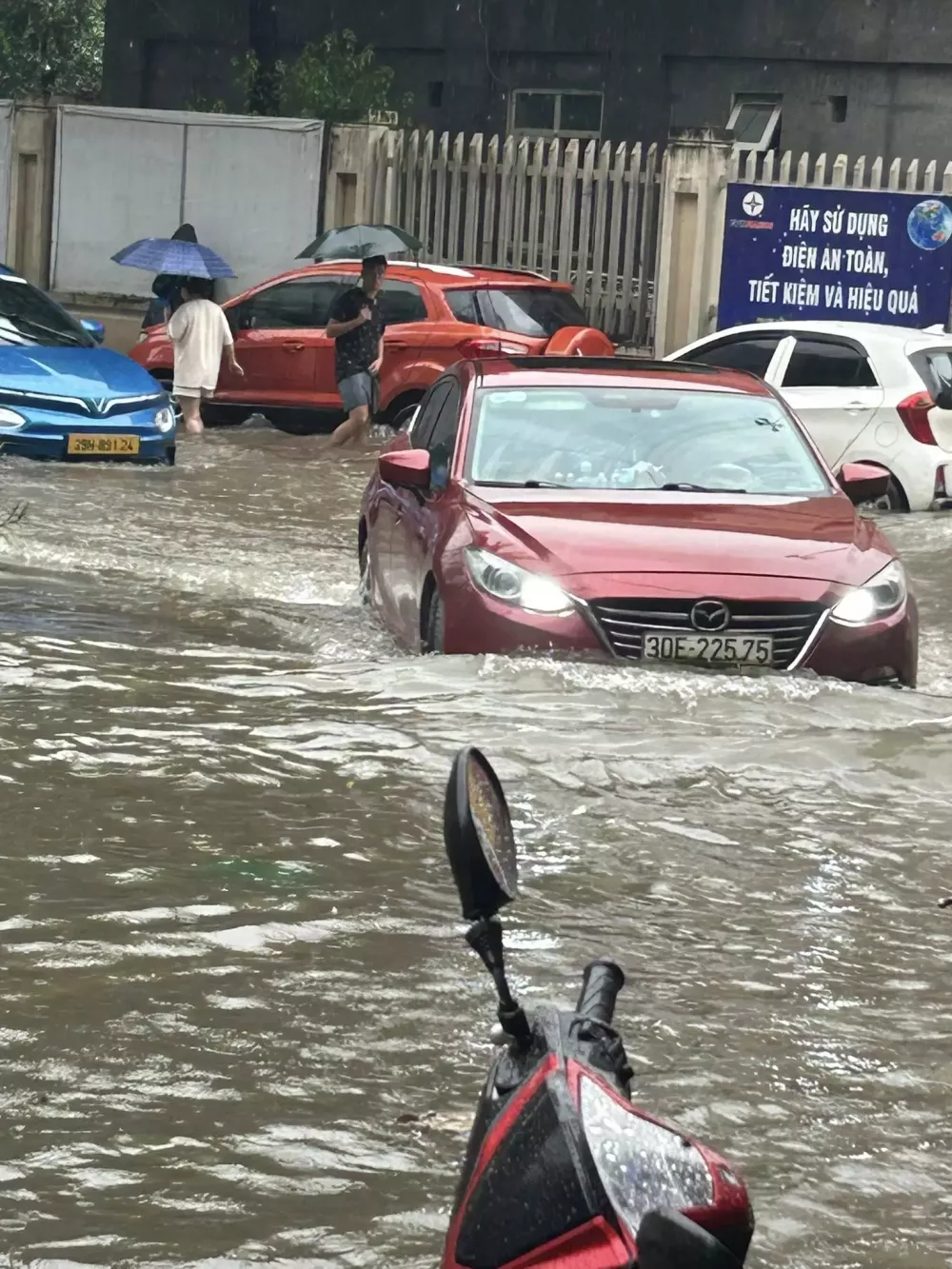 Những chiếc ô tô vẫn cố băng qua đường ngập tại Mỹ Đình Những chiếc ô tô vẫn cố băng qua đường ngập tại Mỹ Đình