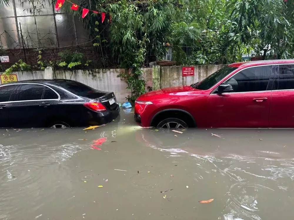Nước ngập quá nửa bánh ô tô trên đường Võ Chí Công Nước ngập quá nửa bánh ô tô trên đường Võ Chí Công