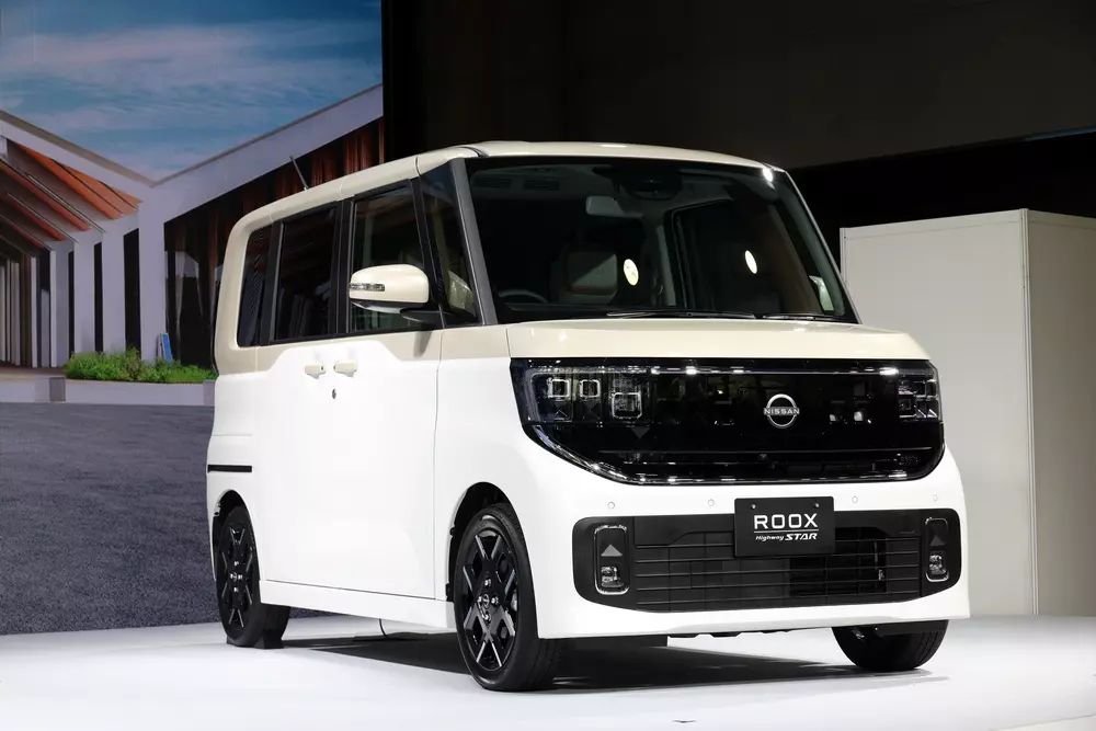 Nissan Roox - xe hộp diêm ẩn chứa bất ngờ lớn trong thân hình vuông vức và tí hon