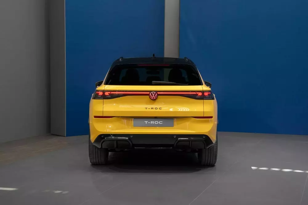 Volkswagen T-Roc 2026 sở hữu cụm đèn hậu nối liền hai bên Volkswagen T-Roc 2026 sở hữu cụm đèn hậu nối liền hai bên