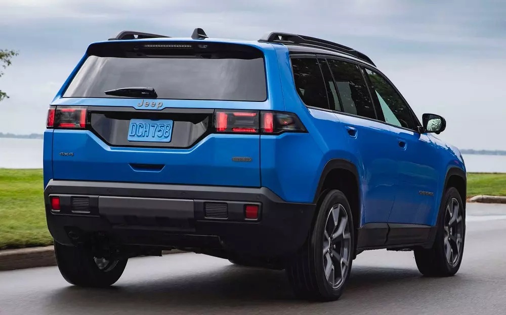 Jeep Cherokee 2026 nhìn từ phía sau Jeep Cherokee 2026 nhìn từ phía sau