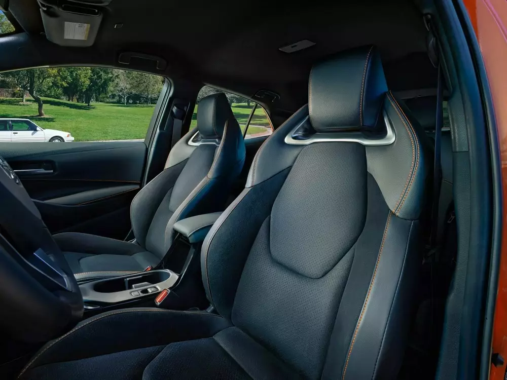 Ghế trước của Toyota Corolla FX Edition Ghế trước của Toyota Corolla FX Edition