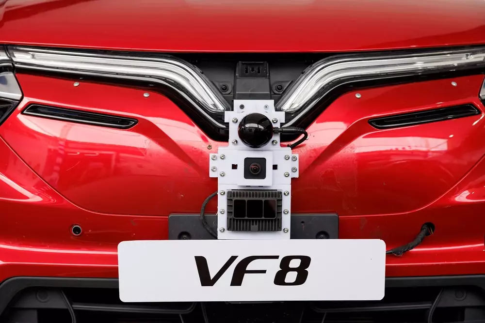 15 camera quan sát, 12 cảm biến LiDAR và radar đã được lắp đặt trên chiếc xe này. 15 camera quan sát, 12 cảm biến LiDAR và radar đã được lắp đặt trên chiếc xe này.