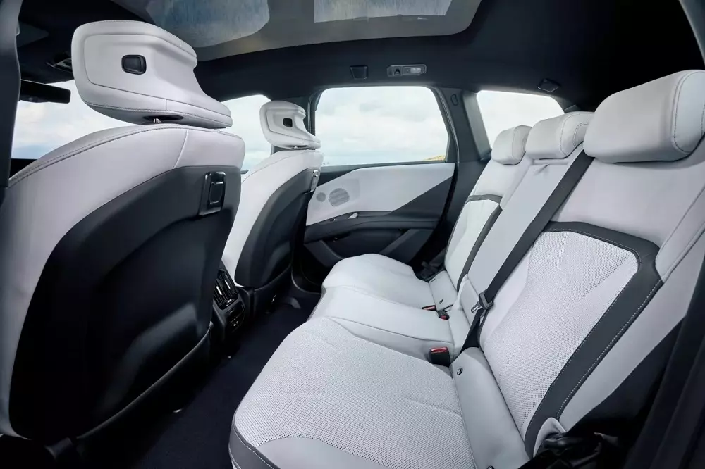 Hàng ghế sau rộng rãi của BMW iX3 2026 Hàng ghế sau rộng rãi của BMW iX3 2026