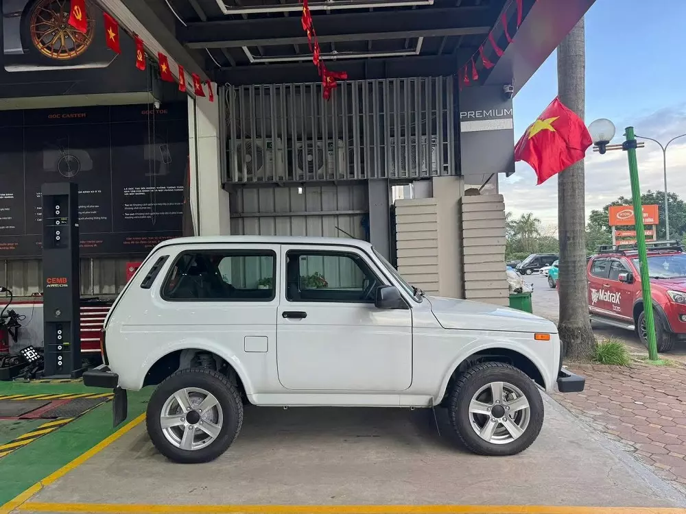 Lada Niva Legend có kích thước ngang ngửa Suzuki Jimny Lada Niva Legend có kích thước ngang ngửa Suzuki Jimny