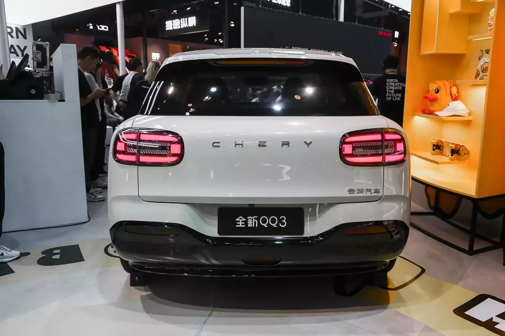 Đèn hậu của Chery QQ3 có thiết kế tương đồng với đèn pha Đèn hậu của Chery QQ3 có thiết kế tương đồng với đèn pha