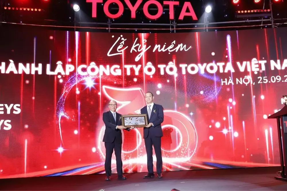 Ông Tiền Quốc Hào - Chủ tịch Công ty Toyota Châu Á trao quà kỷ niệm 30 năm thành lập Toyota Việt Nam. Ông Tiền Quốc Hào - Chủ tịch Công ty Toyota Châu Á trao quà kỷ niệm 30 năm thành lập Toyota Việt Nam.