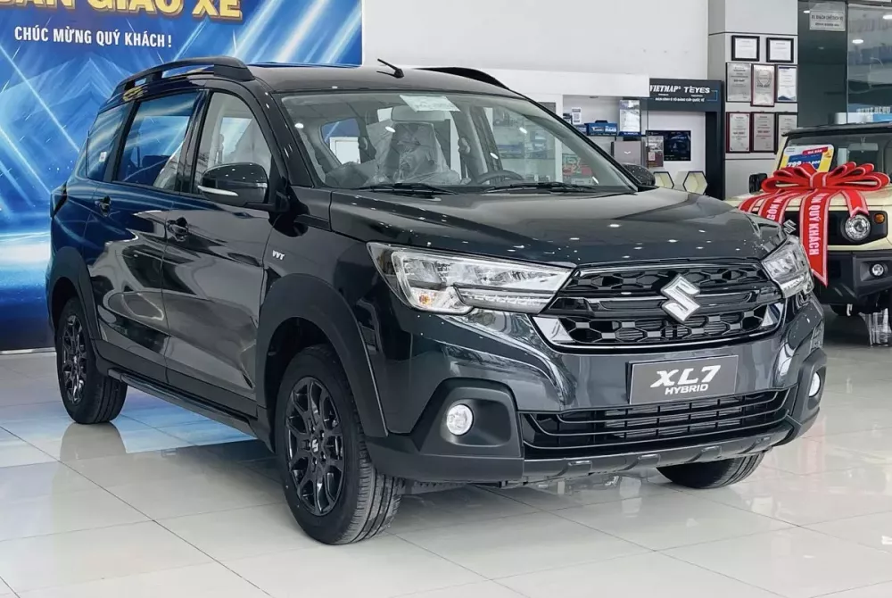 Cận cảnh Suzuki XL7 Black Edition mới tại đại lý Việt