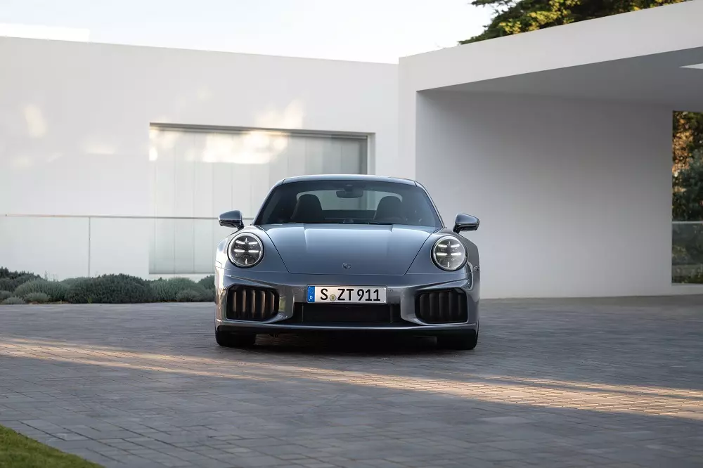 Porsche 911 Turbo S được trang bị hệ truyền động T-Hybrid mạnh mẽ Porsche 911 Turbo S được trang bị hệ truyền động T-Hybrid mạnh mẽ