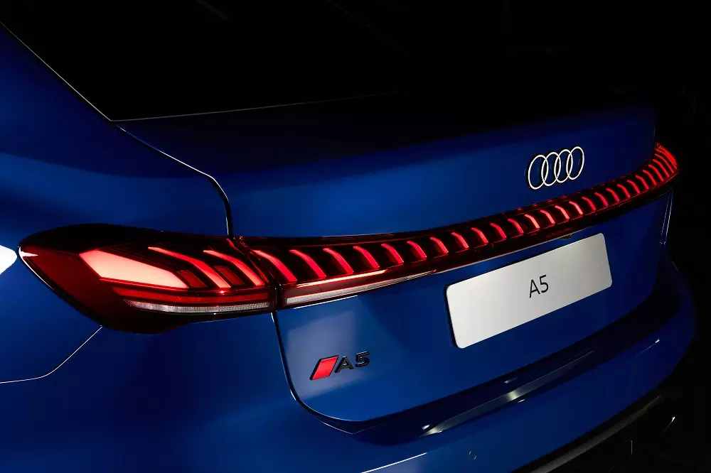 Cận cảnh đèn hậu của Audi A5 Cận cảnh đèn hậu của Audi A5