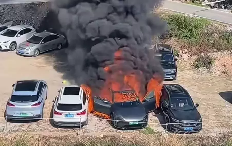 Xe điện mới chạy 1.000 km của Trung Quốc bốc cháy khi đang đỗ, lan sang 7 ô tô khác Xe điện mới chạy 1.000 km của Trung Quốc bốc cháy khi đang đỗ, lan sang 7 ô tô khác