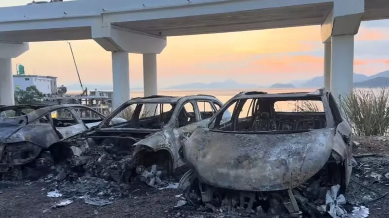 7 chiếc ô tô đỗ xung quanh chiếc Avatr 06 đều hư hỏng 7 chiếc ô tô đỗ xung quanh chiếc Avatr 06 đều hư hỏng