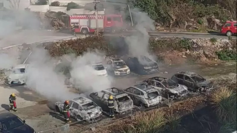 Bãi đỗ xe sau khi vụ cháy được dập tắt Bãi đỗ xe sau khi vụ cháy được dập tắt