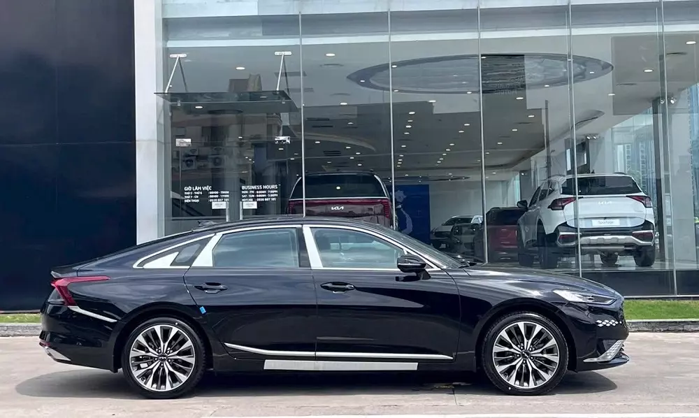 Kia K8 là sedan hạng trung nhưng cao cấp hơn Kia K5 Kia K8 là sedan hạng trung nhưng cao cấp hơn Kia K5