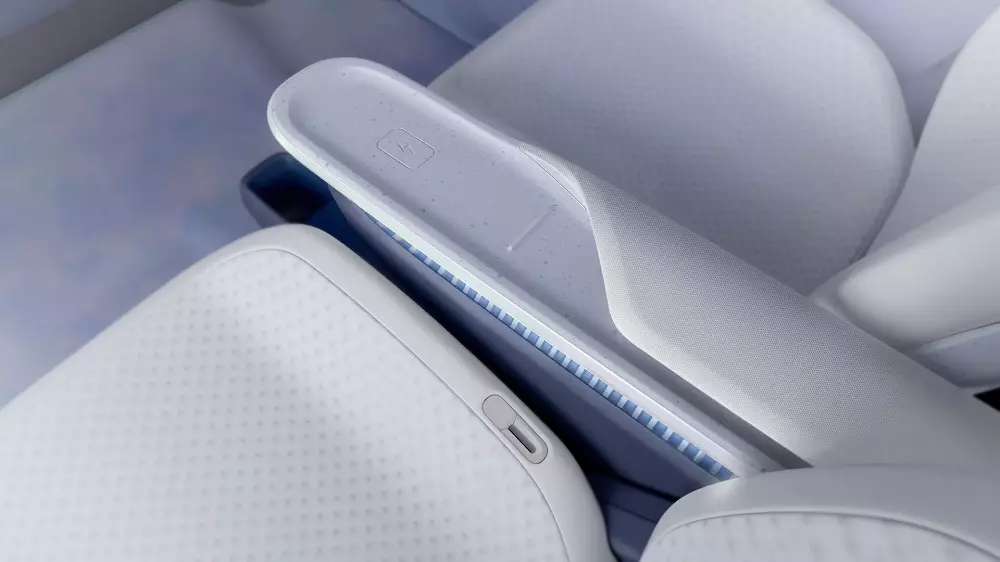 Sạc không dây nằm giữa 2 ghế trước của Suzuki Vision e-Sky Sạc không dây nằm giữa 2 ghế trước của Suzuki Vision e-Sky