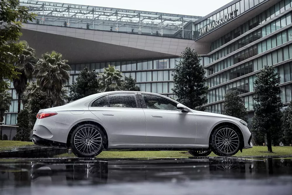 Mercedes-Benz E 300 AMG dùng động cơ mạnh mẽ hơn Mercedes-Benz E 300 AMG dùng động cơ mạnh mẽ hơn
