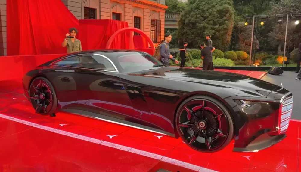 Mercedes-Benz Vision Iconic được phủ một lớp pin mặt trời bên ngoài xe. Mercedes-Benz Vision Iconic được phủ một lớp pin mặt trời bên ngoài xe.