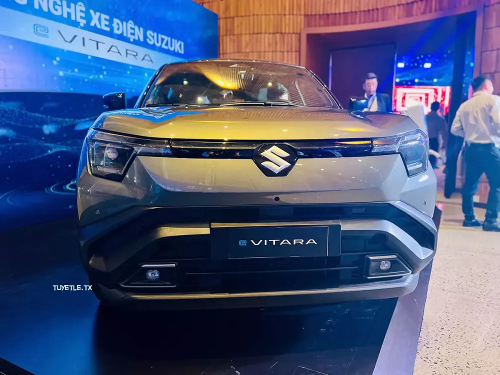 Suzuki e Vitara nhìn từ phía trước Suzuki e Vitara nhìn từ phía trước