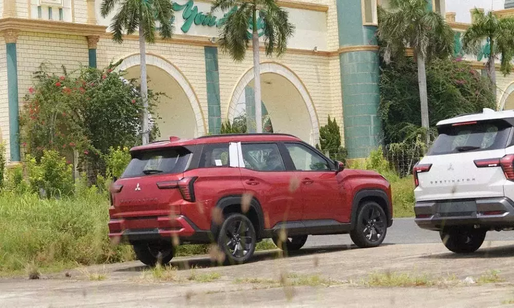 Mitsubishi Destinator nhìn từ phía sau Mitsubishi Destinator nhìn từ phía sau