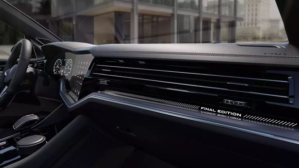 Dòng chữ Final Edition xuất hiện ở mặt táp-lô của Volkswagen Touareg Final Edition Dòng chữ Final Edition xuất hiện ở mặt táp-lô của Volkswagen Touareg Final Edition