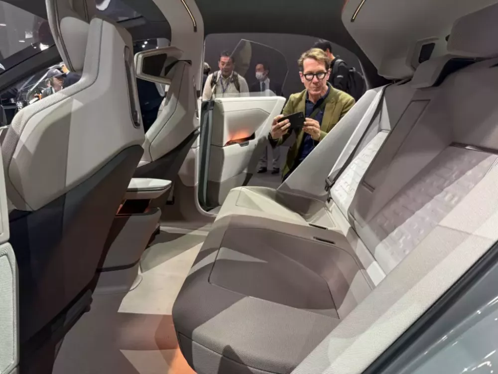 Hàng ghế sau của Toyota Corolla Concept  Hàng ghế sau của Toyota Corolla Concept