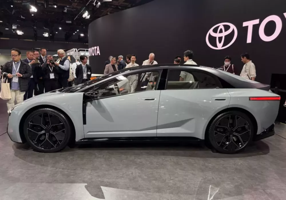 Toyota Corolla Concept nhìn từ bên sườn Toyota Corolla Concept nhìn từ bên sườn