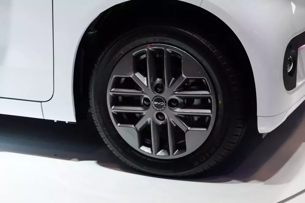 Cận cảnh vành la-zăng của BYD Racco  Cận cảnh vành la-zăng của BYD Racco