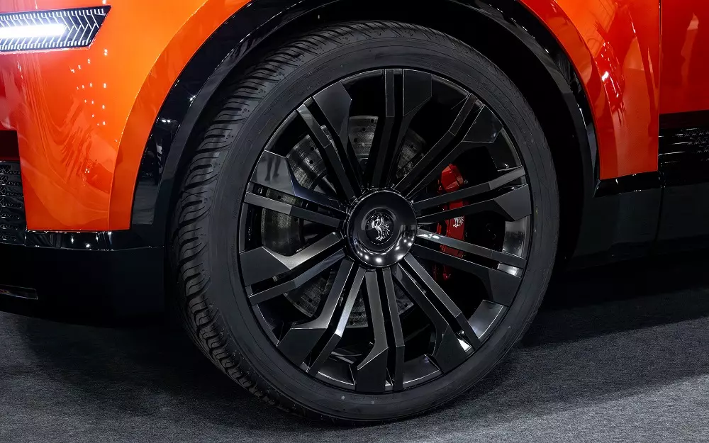 Vành la-zăng với thiết kế khỏe khoắn của Toyota Century One of One Vành la-zăng với thiết kế khỏe khoắn của Toyota Century One of One