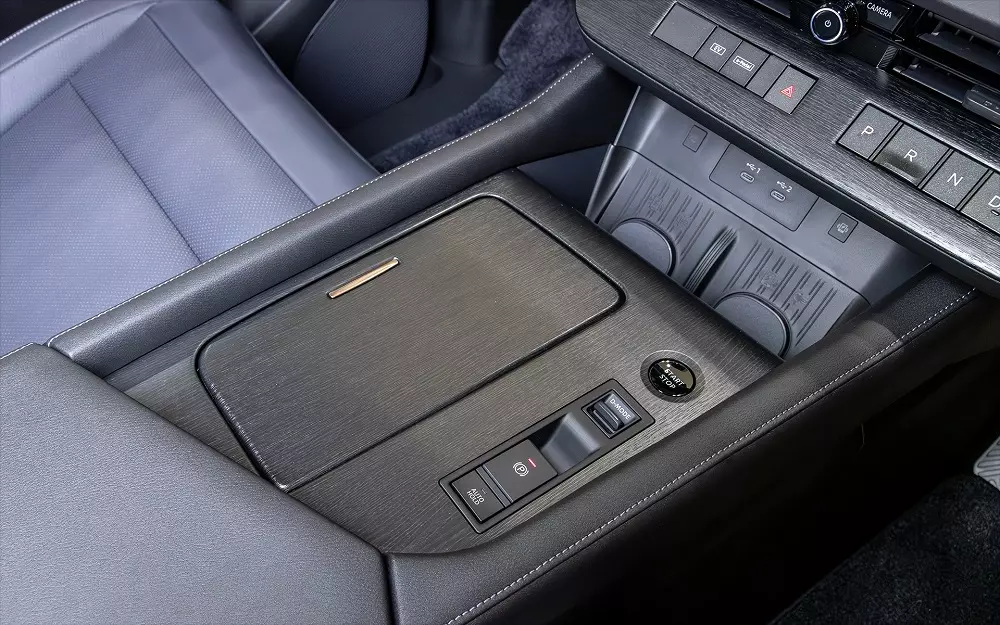 Cụm điều khiển trung tâm của Nissan Elgrand 2026  Cụm điều khiển trung tâm của Nissan Elgrand 2026