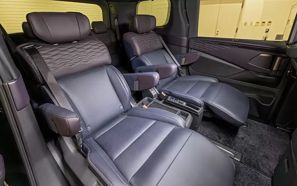 Hàng ghế thứ hai của Nissan Elgrand 2026  Hàng ghế thứ hai của Nissan Elgrand 2026