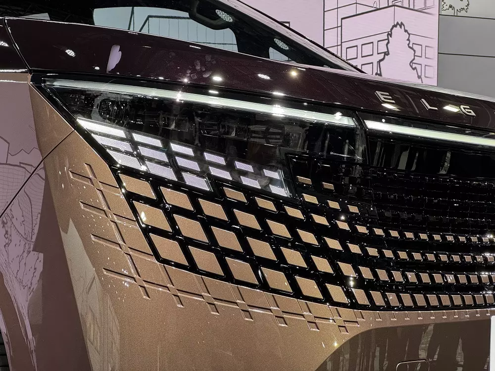 Lưới tản nhiệt của Nissan Elgrand 2026 nối mượt mà với đèn pha Lưới tản nhiệt của Nissan Elgrand 2026 nối mượt mà với đèn pha