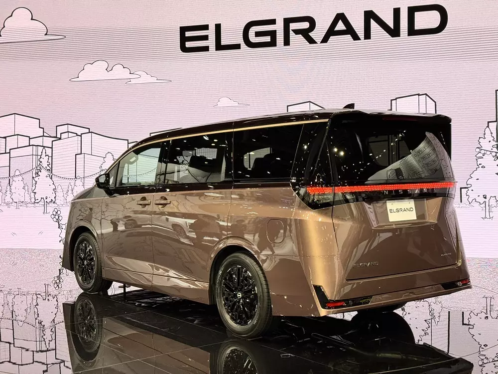 Nissan Elgrand 2026 nhìn từ phía sau Nissan Elgrand 2026 nhìn từ phía sau