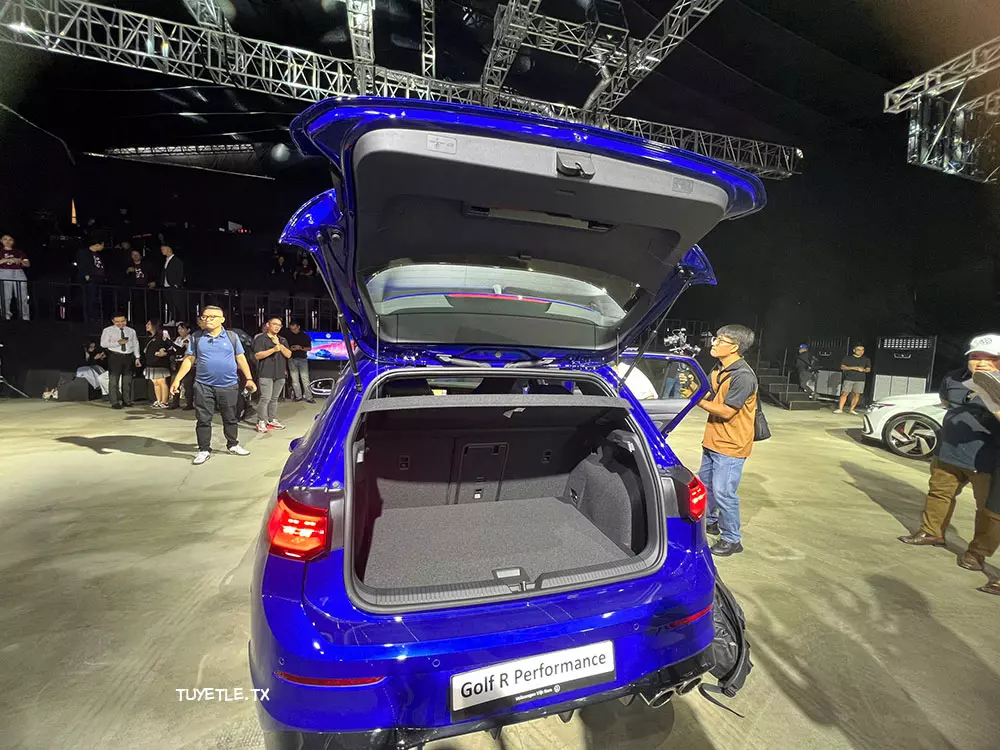 Khoang hành lý của Volkswagen Golf R Performance 4Motion Khoang hành lý của Volkswagen Golf R Performance 4Motion
