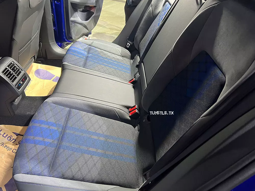 Hàng ghế sau của Volkswagen Golf R Performance 4Motion Hàng ghế sau của Volkswagen Golf R Performance 4Motion