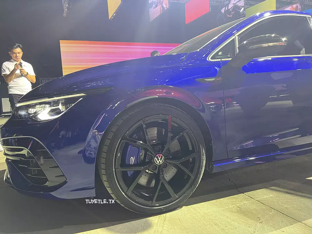 Volkswagen Golf R Performance 4Motion dùng cùm phanh màu xanh Volkswagen Golf R Performance 4Motion dùng cùm phanh màu xanh