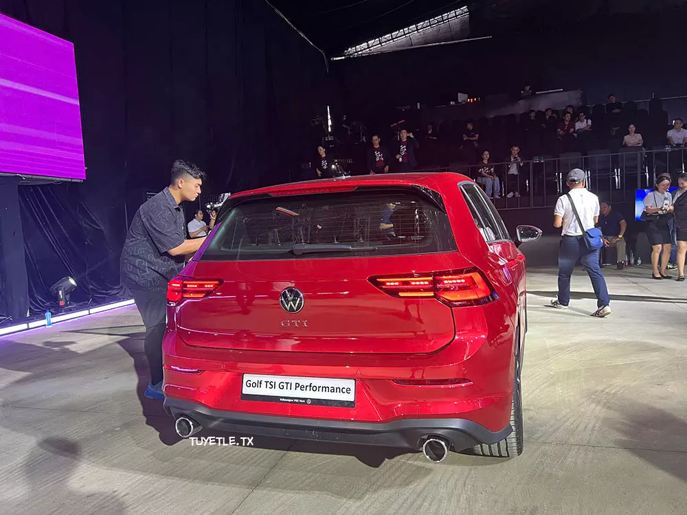 Volkswagen Golf 2.0 TSI GTI sở hữu ống xả kép Volkswagen Golf 2.0 TSI GTI sở hữu ống xả kép