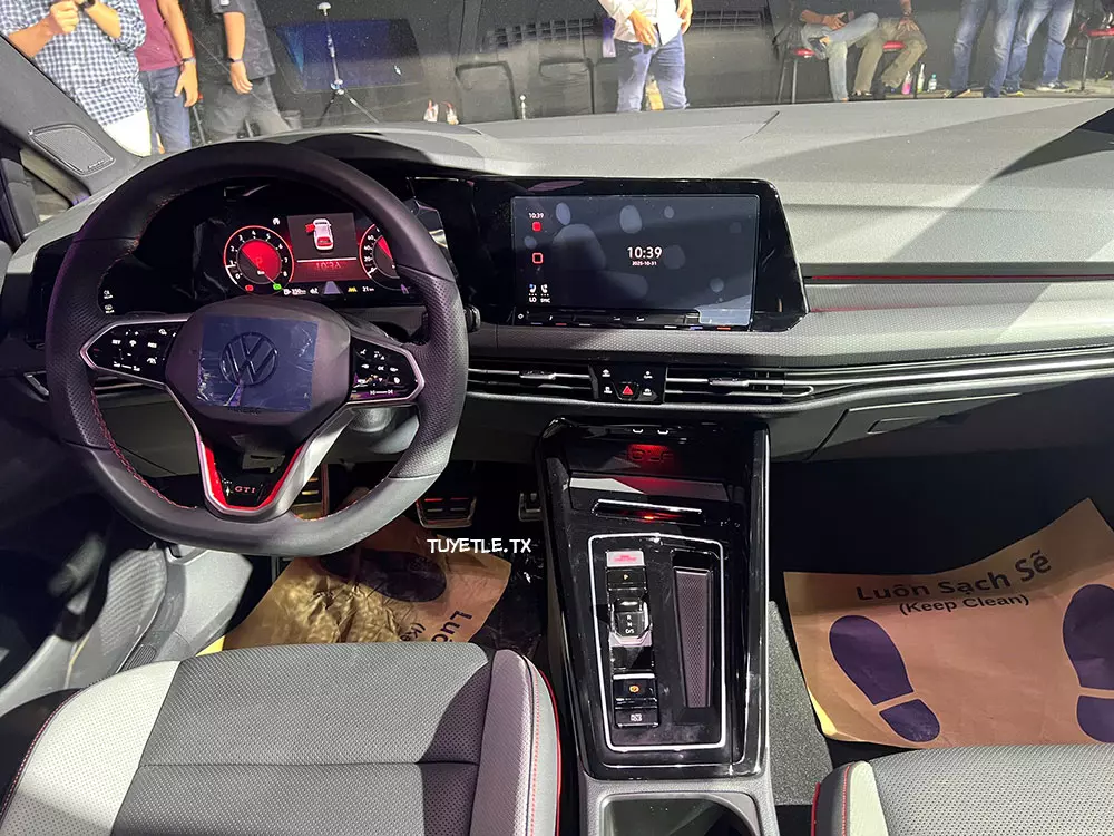 Nội thất khá thể thao của Volkswagen Golf 2.0 TSI GTI  Nội thất khá thể thao của Volkswagen Golf 2.0 TSI GTI