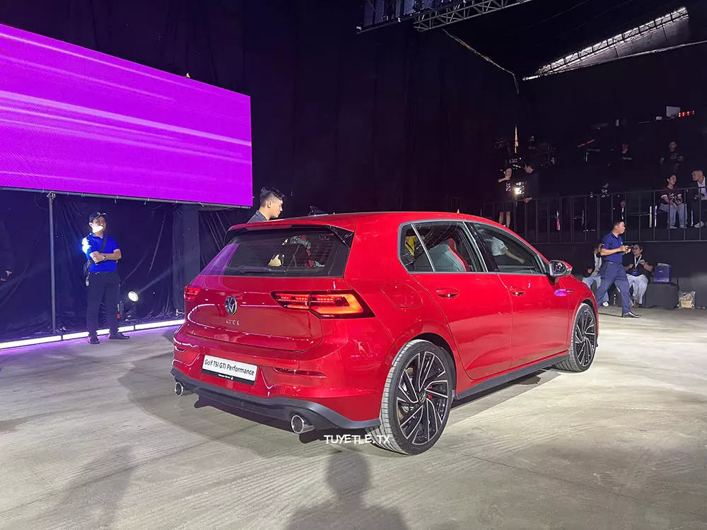 Volkswagen Golf bản 2.0 TSI GTI dùng động cơ tăng áp 2.0L khá mạnh mẽ Volkswagen Golf bản 2.0 TSI GTI dùng động cơ tăng áp 2.0L khá mạnh mẽ