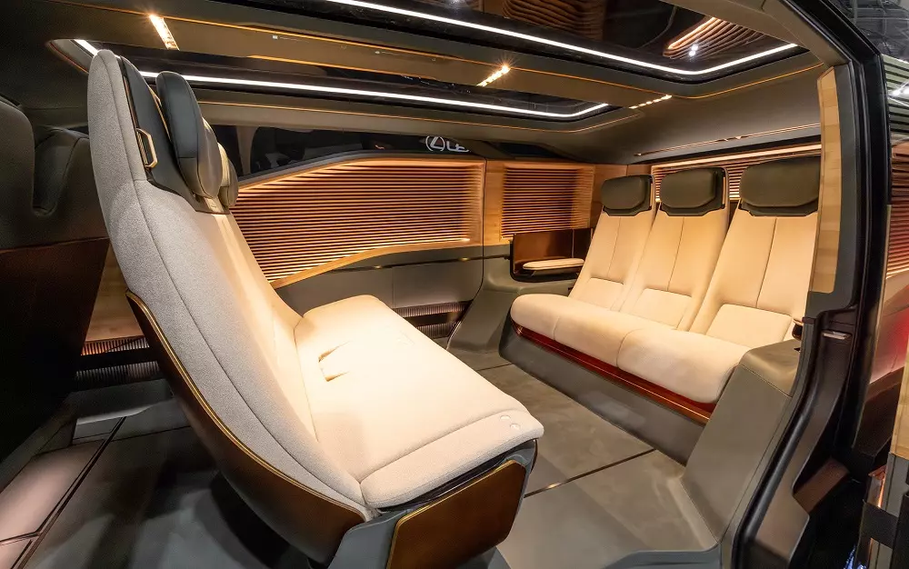 Hàng ghế giữa của Lexus LS Concept có thể xoay để đối mặt với hàng ghế cuối