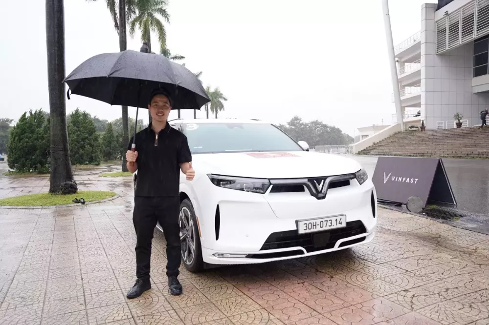 Anh Bùi Thế Đạt chia sẻ trải nghiệm ấn tượng sau khi lái thử “chuyên cơ mặt đất” VF 9.