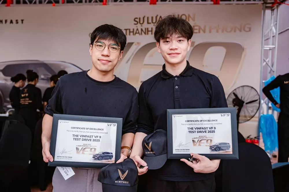 Anh Hoàng Phúc Thành Vinh (bên phải, áo polo đen) chia sẻ mong muốn sở hữu chiếc VF 9 vừa lái thử.